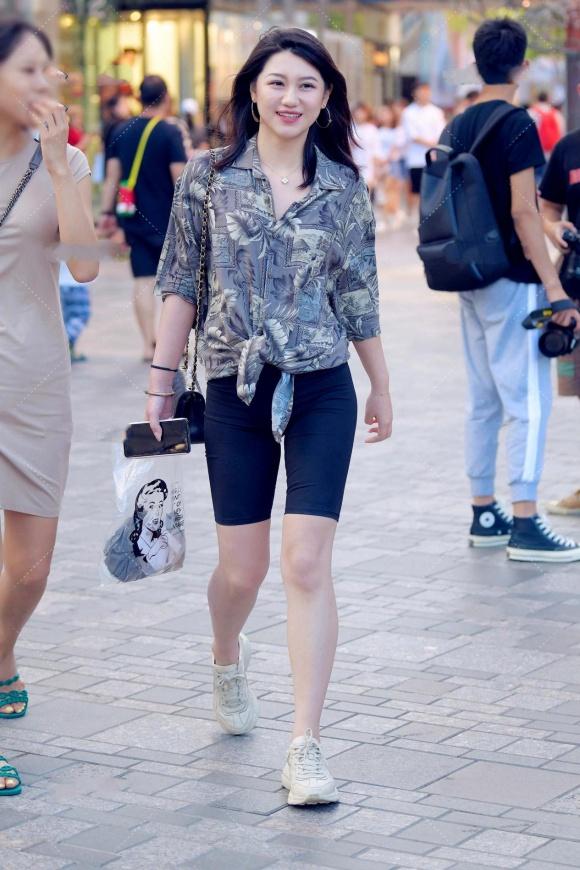 辣妈约闺蜜逛街,五分裤搭配印花衬衫,美的清爽又时尚|五分裤|印花