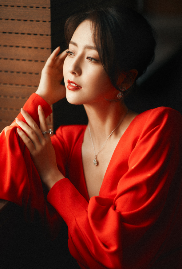 佟丽娅懒理陈思诚离婚官宣穿例假裙秀身材美出新高太绝