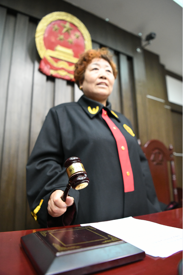 小记者们踊跃尝试,穿上法袍,敲下法槌,亲身体验了一回"小法官"的感觉