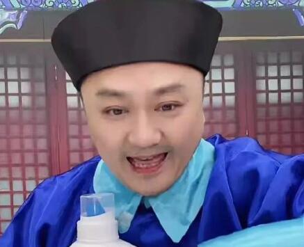 靠直播带货为生这个人就是在还珠格格里扮演小邓子的演员薛亦伦,今年