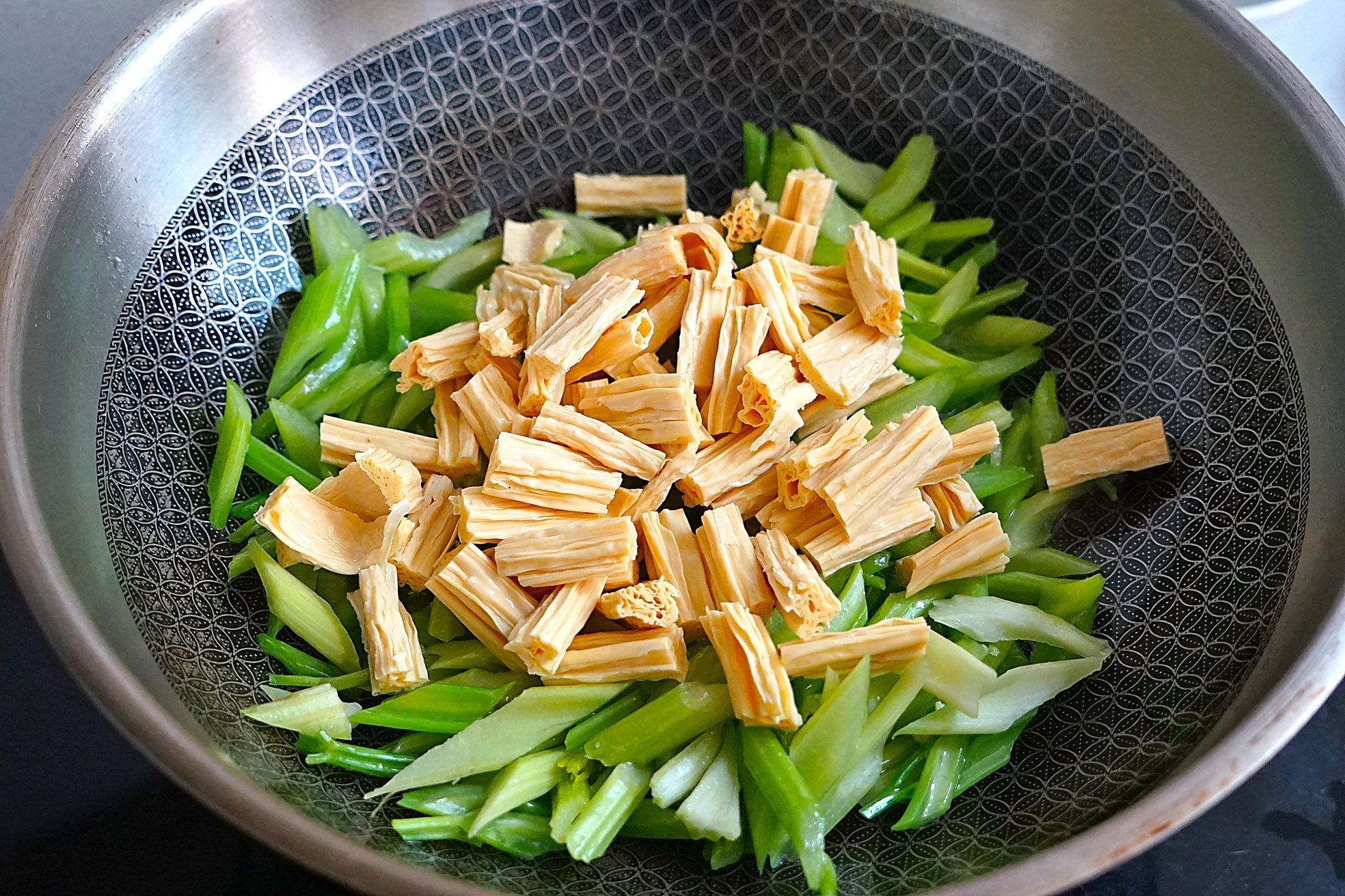 教你美味下饭的香芹腐竹做法简单而且味道超好一大盘都不够吃