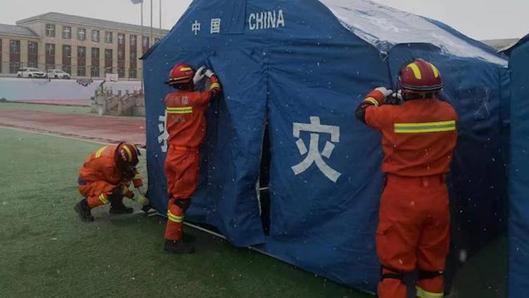 青海发生7.4级地震 消防已排查750余户疏散2000多人