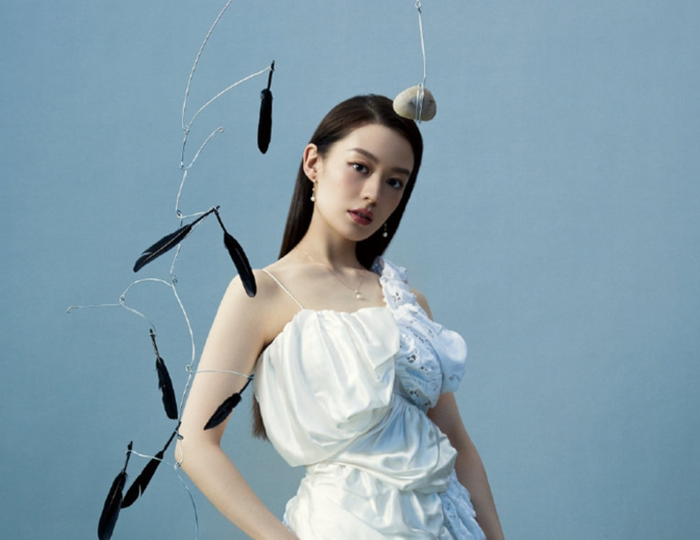 吉娜像杨幂杨颖赵丽颖唐嫣一样产后迅速瘦身营业写真撞脸张小斐