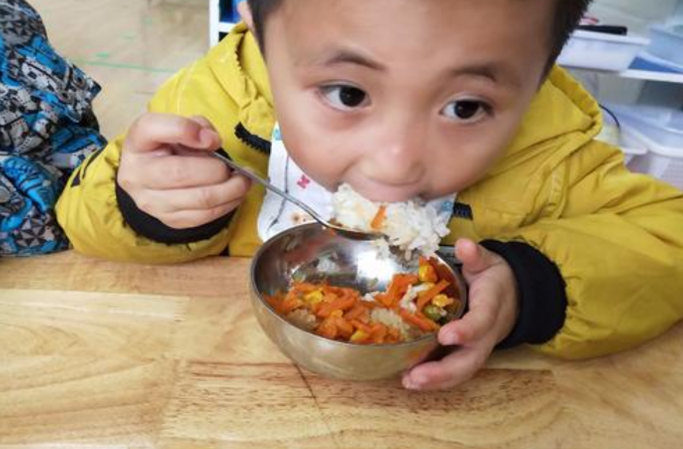 外婆用衣架逼迫3岁宝宝吃饭,网友:像极了容嬷嬷