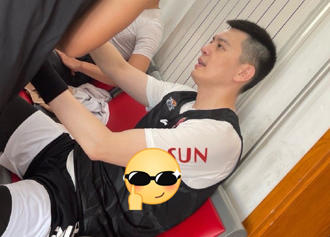 杨鸣现身野球场体型完美众多女粉围堵本人送签名合影太暖