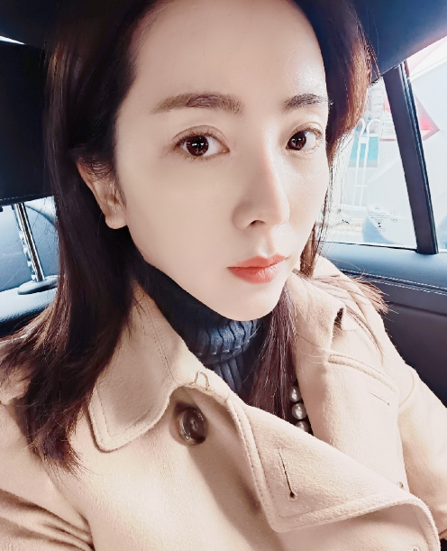 李思思和老公陪儿子上辅导班,坐在走廊看书等孩子下课,超接地气