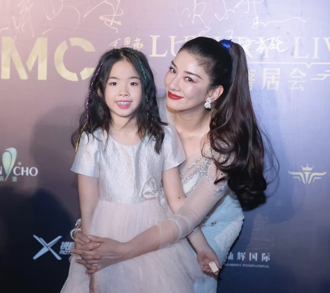 43岁的黄奕,勇敢追爱,牵手55岁崔伟,7岁女儿支持,让人心疼!