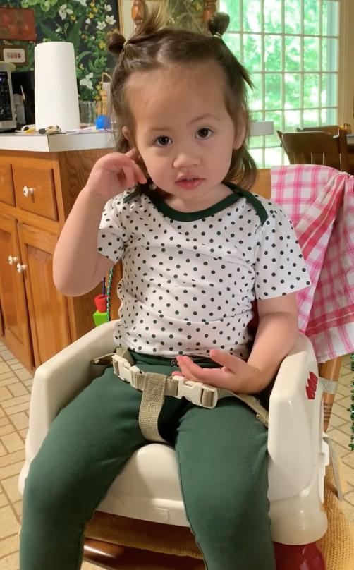 在视频中,马蕴雯对混血女儿进行双语教学,坐在宝宝椅上的銨銨在听到