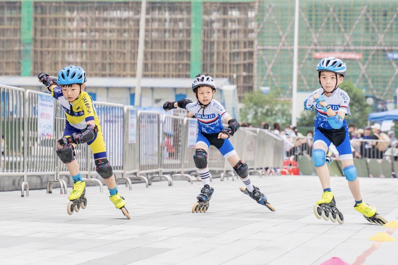 120多名追风萌娃集体亮相武汉市东西湖区速度轮滑比赛