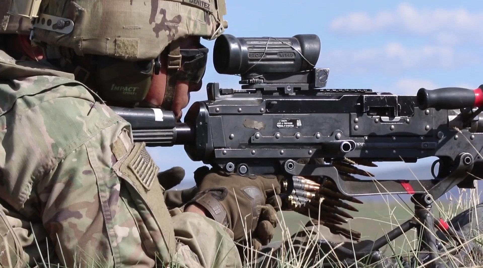 美国陆军军演,m240b中型机枪,m777榴弹炮,进行实弹射击!