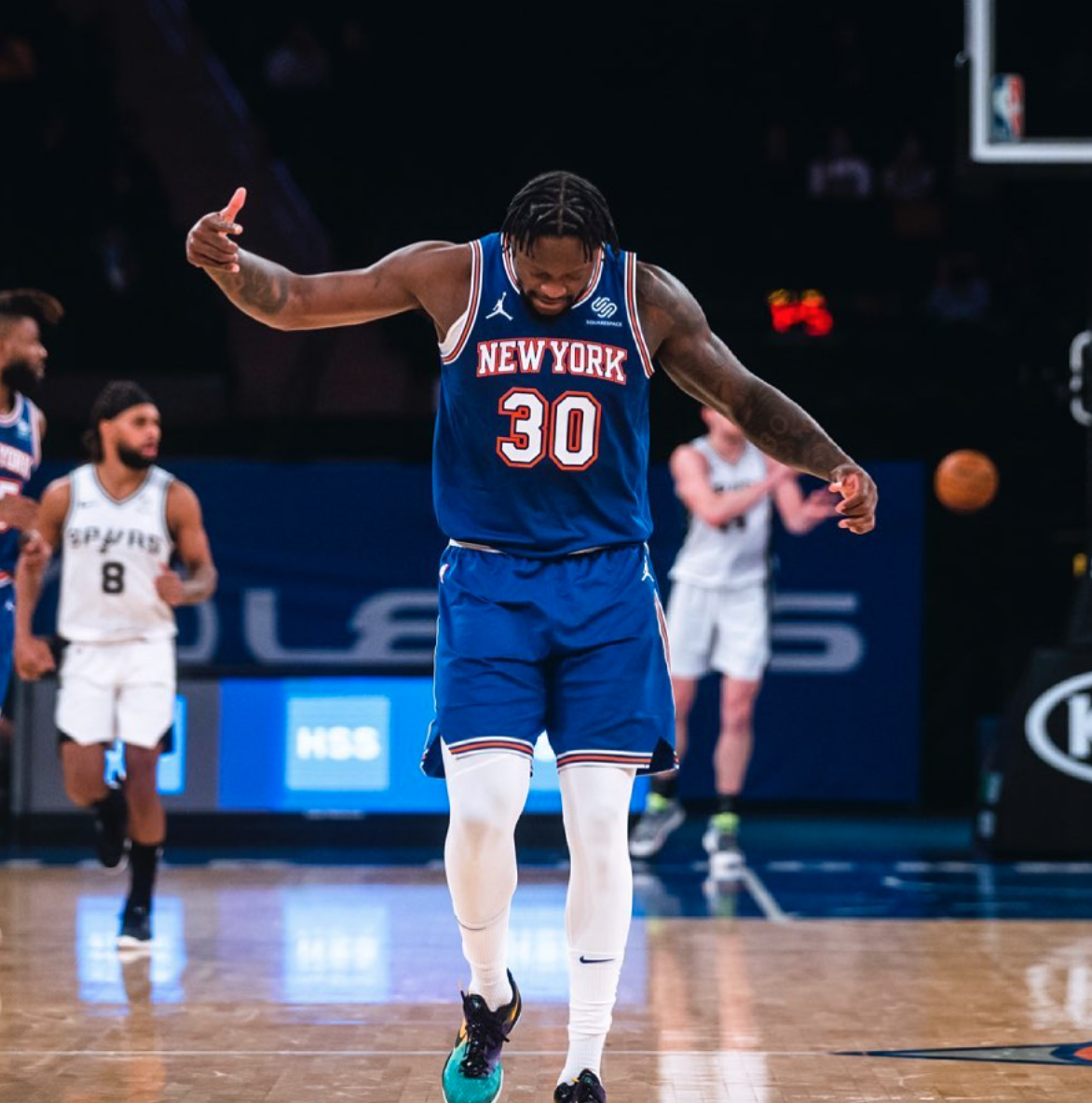 大战老鹰兰德尔晒赛场照预热明日首战做好准备