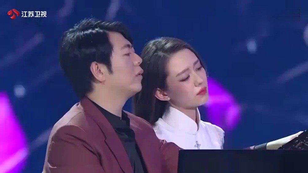 郎朗夫妇和方锦龙父子,一起联弹四大名著,四人弹出了乐队的气势