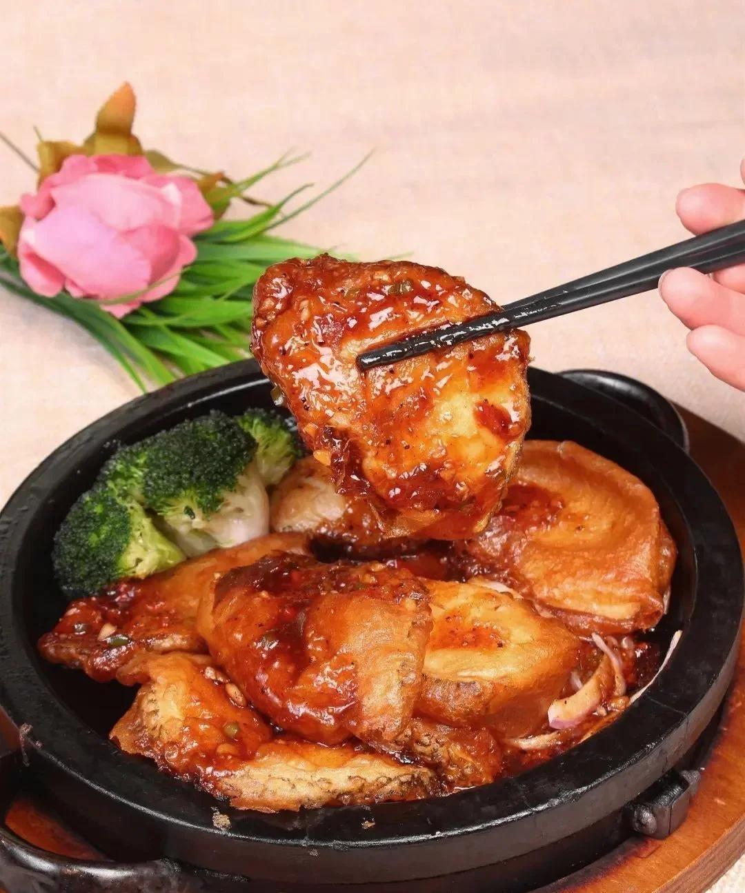 美食看看:烂蒜烩肥肠,蜜汁烤排骨,黄瓜酿肉,铁板三杯银鳕鱼