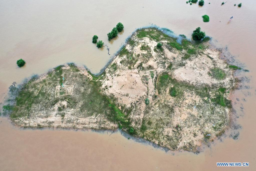Aerial photo taken on May 23, 2021 shows a shoal nearly submerged in the Ganjiang River in Nanchang, east China's Jiangxi Province. Water level of Ganjiang River has been rising due to the torrential rain. (Xinhua/Peng Zhaozhi)
