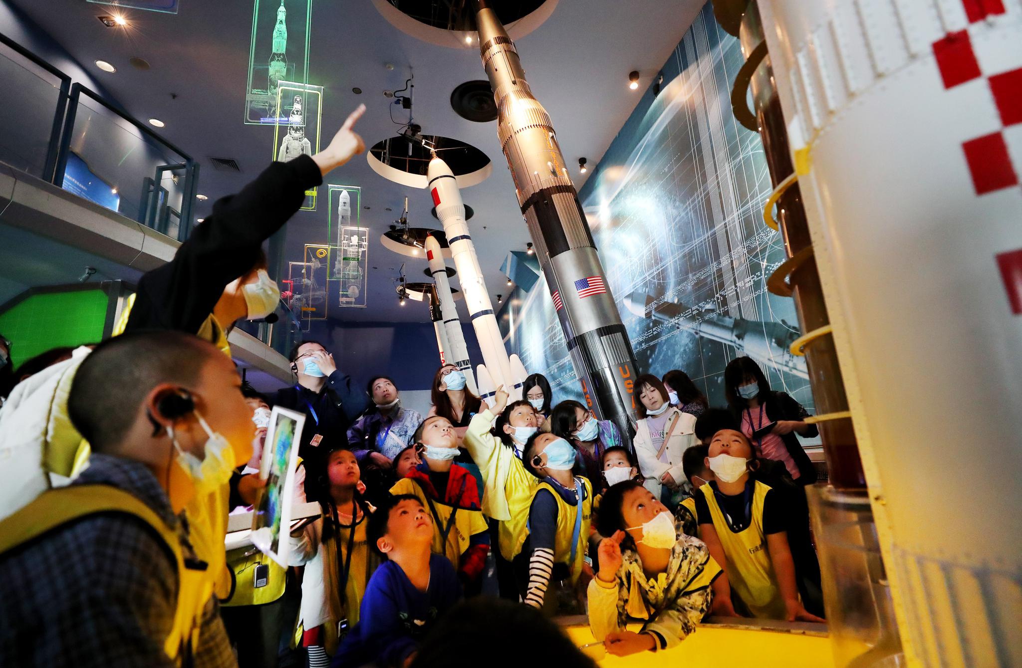 在上海科技馆探索神奇科技世界