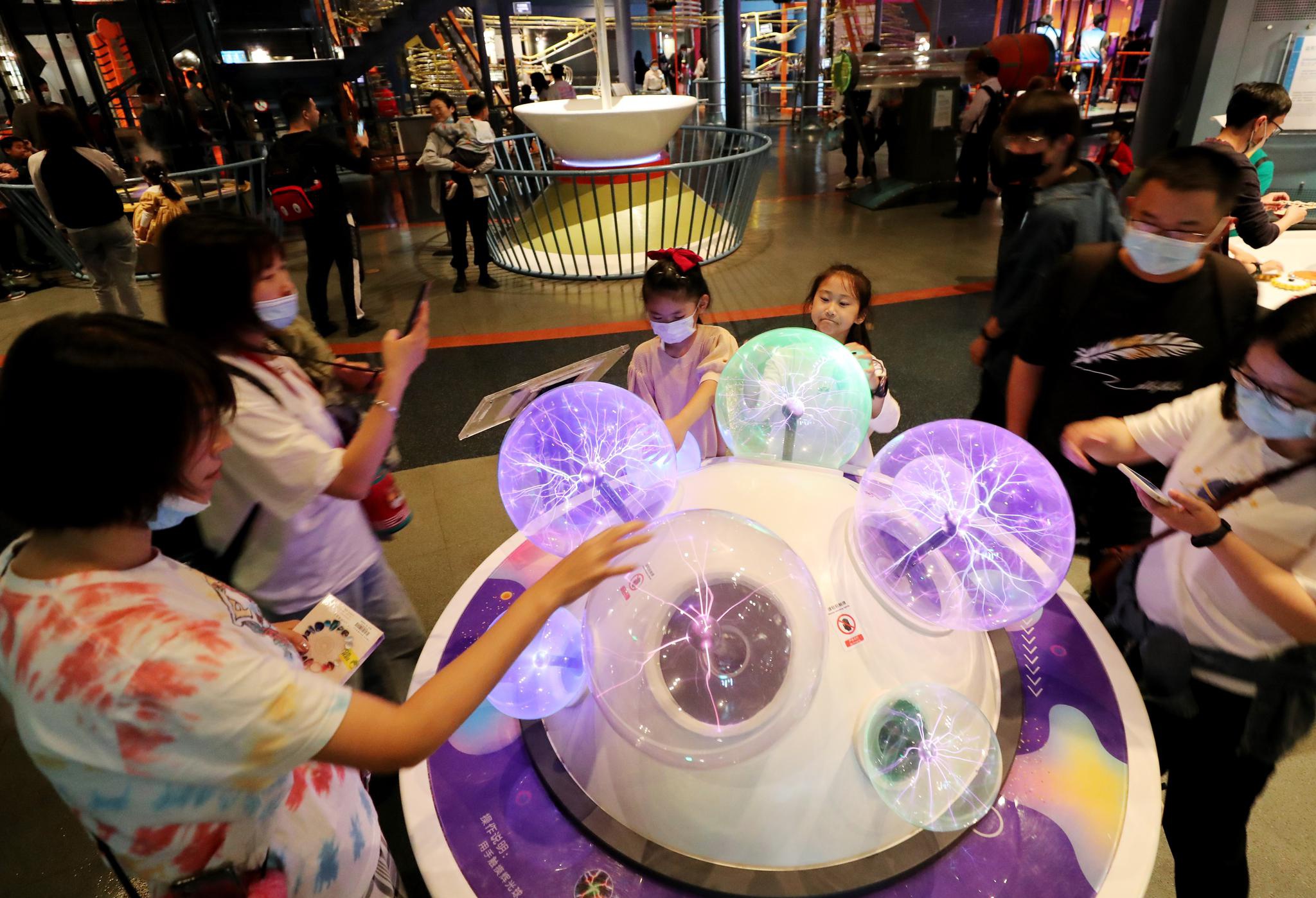 在上海科技馆探索神奇科技世界