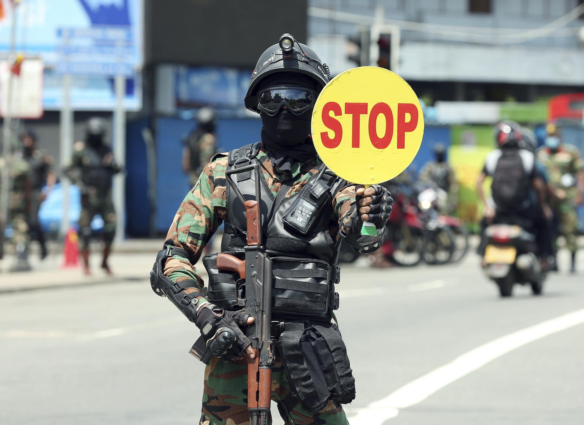 新华社发(阿吉特·佩雷拉摄)5月22日,斯里兰卡警察在科伦坡街头对过往