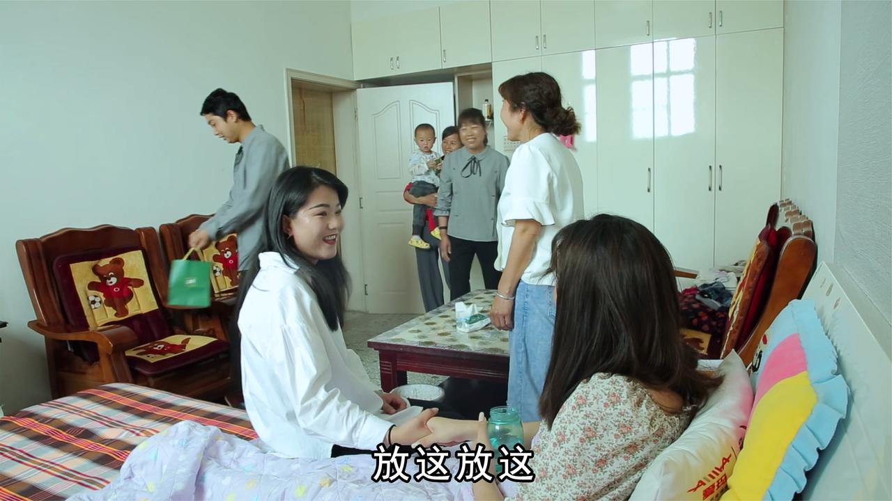 姑姑好奇来看王树的新疆女友王树心思全在小娜身上没能招待亲戚