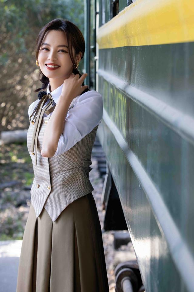 有种高级脸叫辛芷蕾衬衫叠穿马甲扮民国少女身材比例惊艳