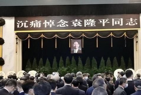 送别袁隆平院士，夫人坐轮椅上泪别，市民难掩不舍久久不愿离去休闲区蓝鸢梦想 - Www.slyday.coM