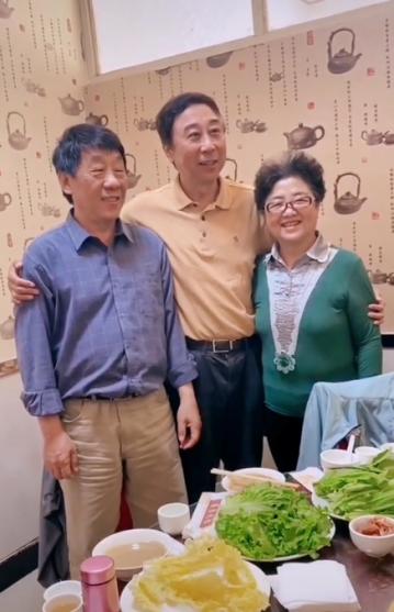63岁冯巩携家人聚餐和亲妹长相太不像和姐姐却像复制粘贴