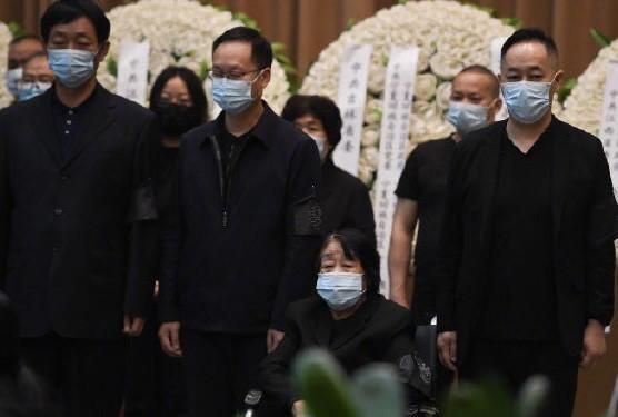 送别袁隆平院士，夫人坐轮椅上泪别，市民难掩不舍久久不愿离去休闲区蓝鸢梦想 - Www.slyday.coM