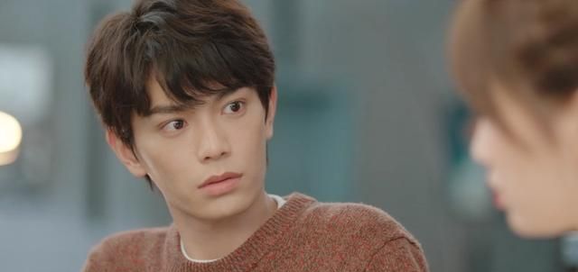 昼顾宣看到昼川的目光转移,也跟着看了过去,他也看到了手稿.