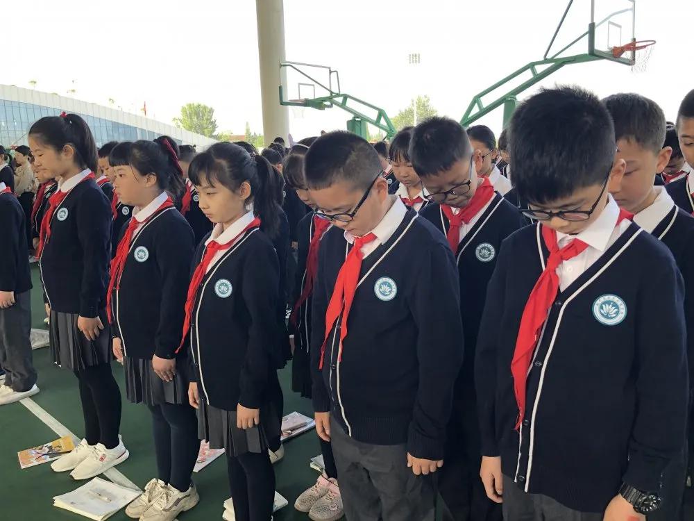 汉中东辰外国语学校师生深切缅怀袁隆平院士吴孟超院士