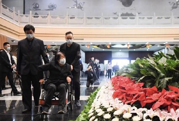 送别袁隆平院士，夫人坐轮椅上泪别，市民难掩不舍久久不愿离去休闲区蓝鸢梦想 - Www.slyday.coM