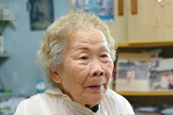 85岁tvb许碧姬近照头发全白皱纹丛生中年丧夫晚年丧女显辛酸