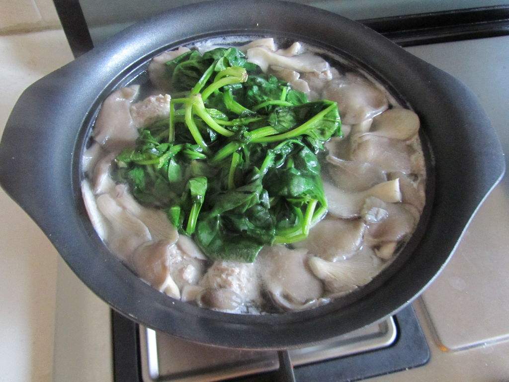 学会这样做菌菇菠菜汤,不但好吃不油腻,而且营养又美味