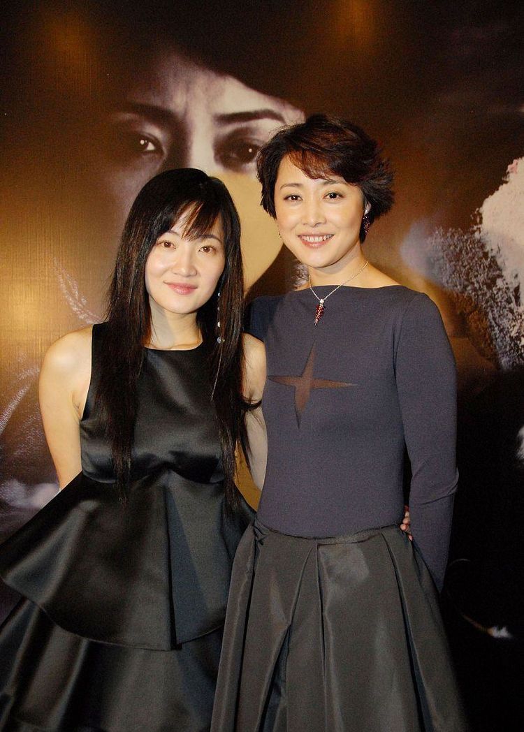 刘蓓太大胆了,一把年纪了穿的也敢穿带洞的衣服,还挺高级的