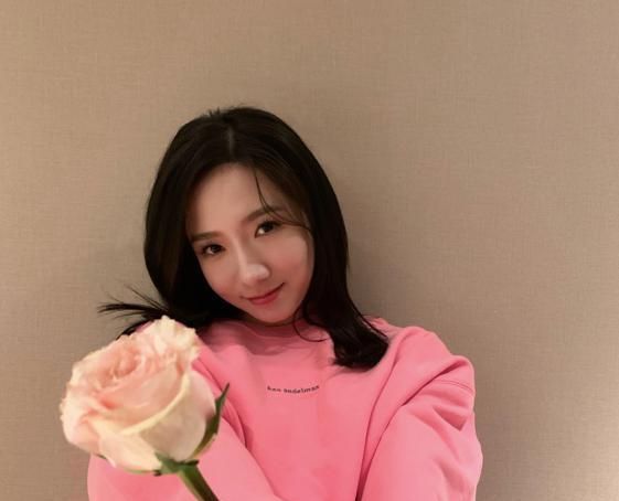 创造101陈语嫣近况穿公主裙在迪士尼街头卖艺要生活也要梦想