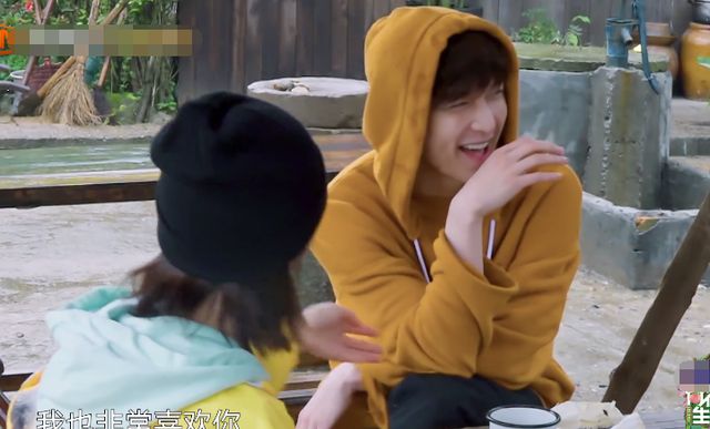 杨紫给张艺兴算命翻到自己的牌是红心一番解释cp党甜到了