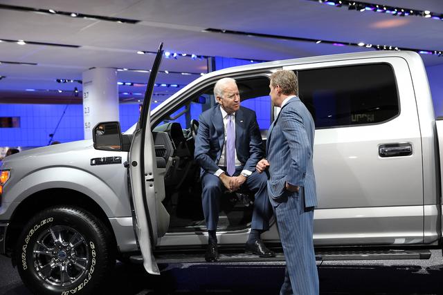 拜登试驾纯电f-150,欲花千亿美金超越中国-新浪汽车