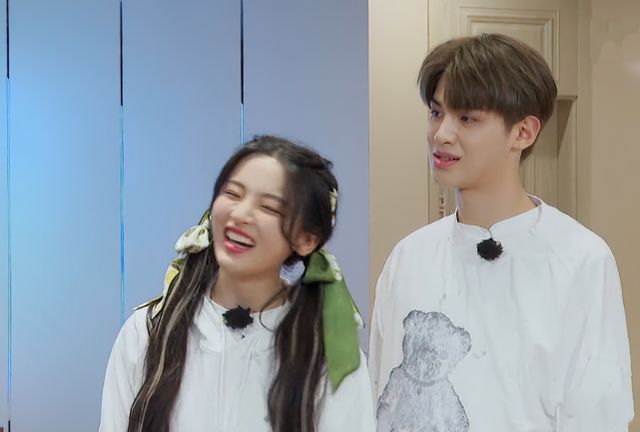 黄明昊对杨超越"公主抱",直接搂住女方腰部,画面甜似偶像剧