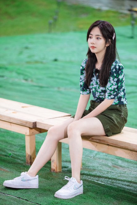 谭松韵的少女感"绝"了,穿蓝色t恤青春靓丽,看着像学生妹|谭松韵|t恤