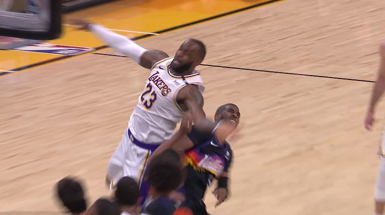 火了外国球迷创造新词汇走红直指詹姆斯赛场上故意假摔