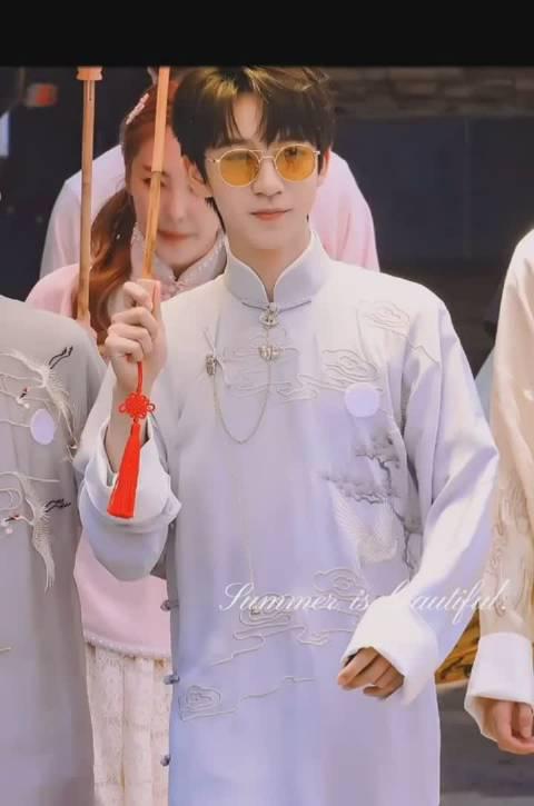 今天是身穿民国长衫的贺家小少爷