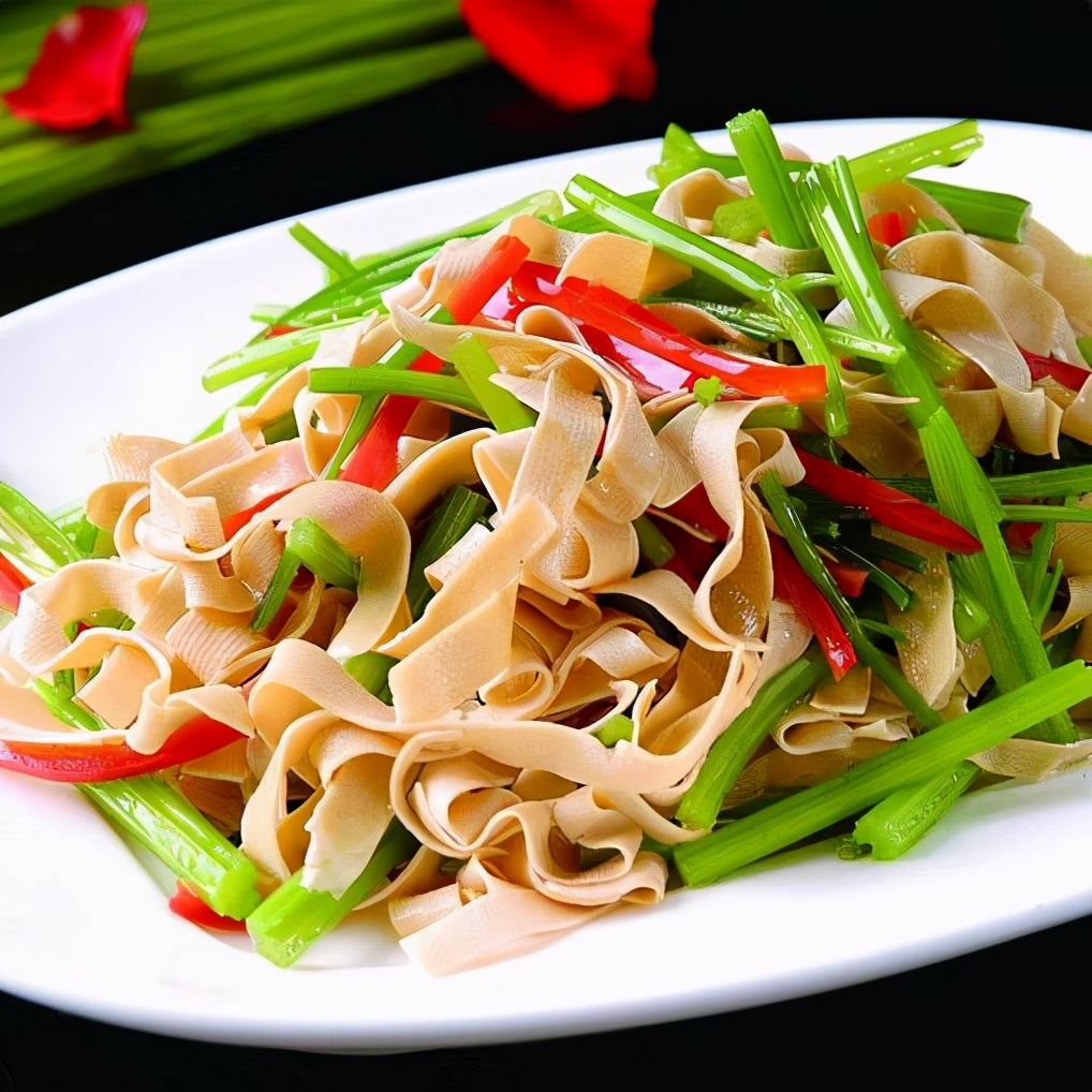 锅中放油,倒入千张翻炒4.将拌好的肉丝倒入锅中5.