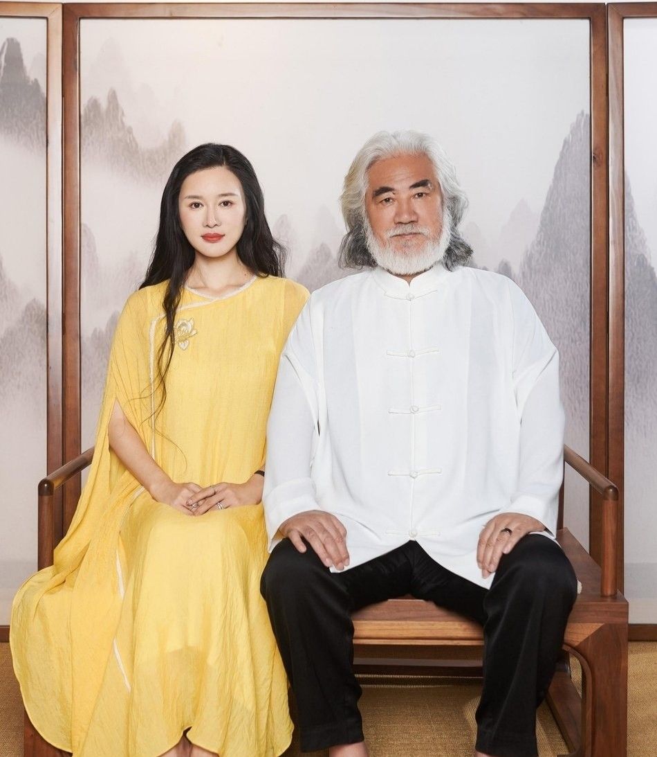 张纪中庆70岁大寿杜星霖爸妈拄拐杖罕现身身后豪华古宅太抢镜