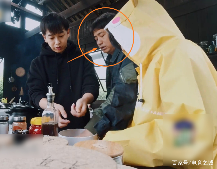 大家都在厨房忙活有谁注意张艺兴碰杨紫的手当镜头拍不到