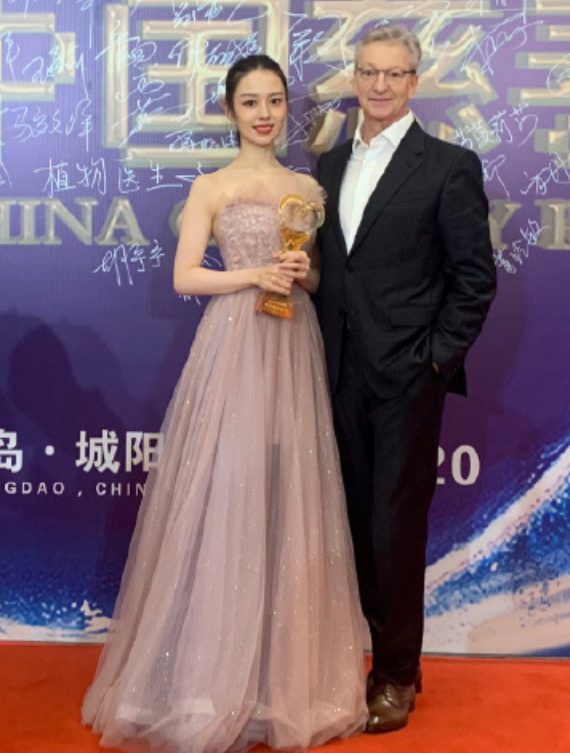 吉娜罕晒与爸爸合照产后身材比以前还瘦父女颜值太高了