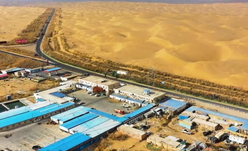 中国一座孤独的沙漠小镇建在塔克拉玛干沙漠中周边是很荒凉的