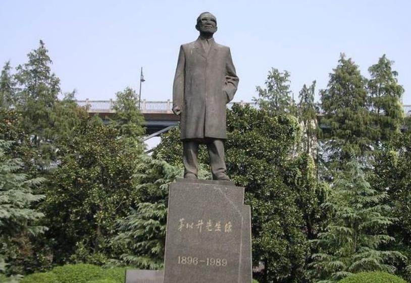 桥边立有茅以升全身铜像,西北侧有钱塘江大桥纪念馆和蔡永祥烈士事迹