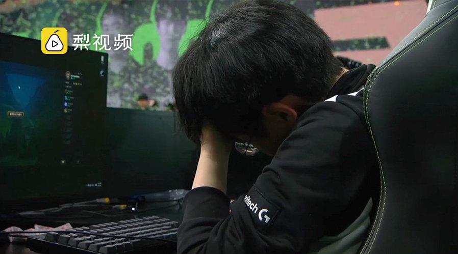 捂头崩溃泣不成声,showmaker重现faker心酸一幕