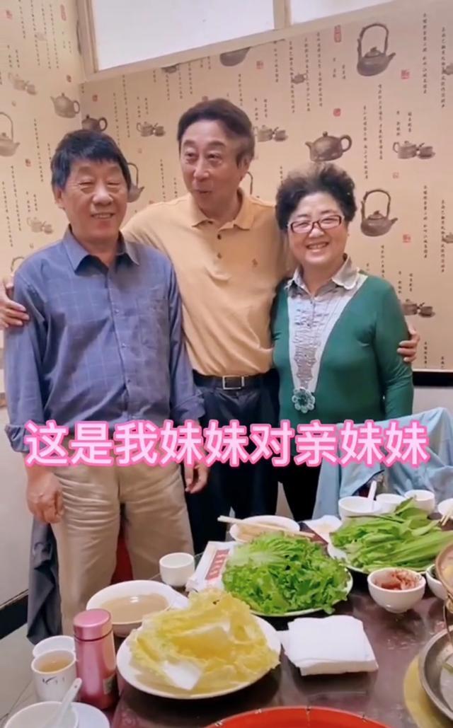 冯巩晒全家人聚餐亲妹妹冯徽罕见出镜三代搭档均已离开相声圈