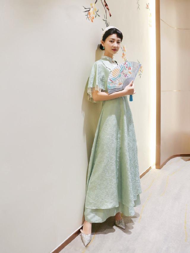 "沈眉庄"斓曦近照曝光,穿旗袍裙戴发箍像小姑娘,还是那么温婉