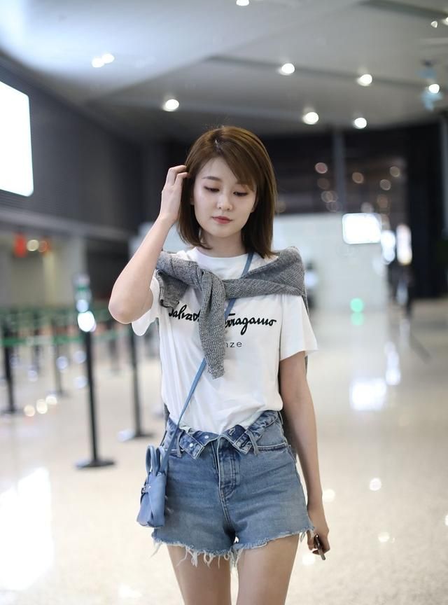 乔欣的身材也太好了吧t恤短裤搭运动鞋大长腿也耀眼太美了