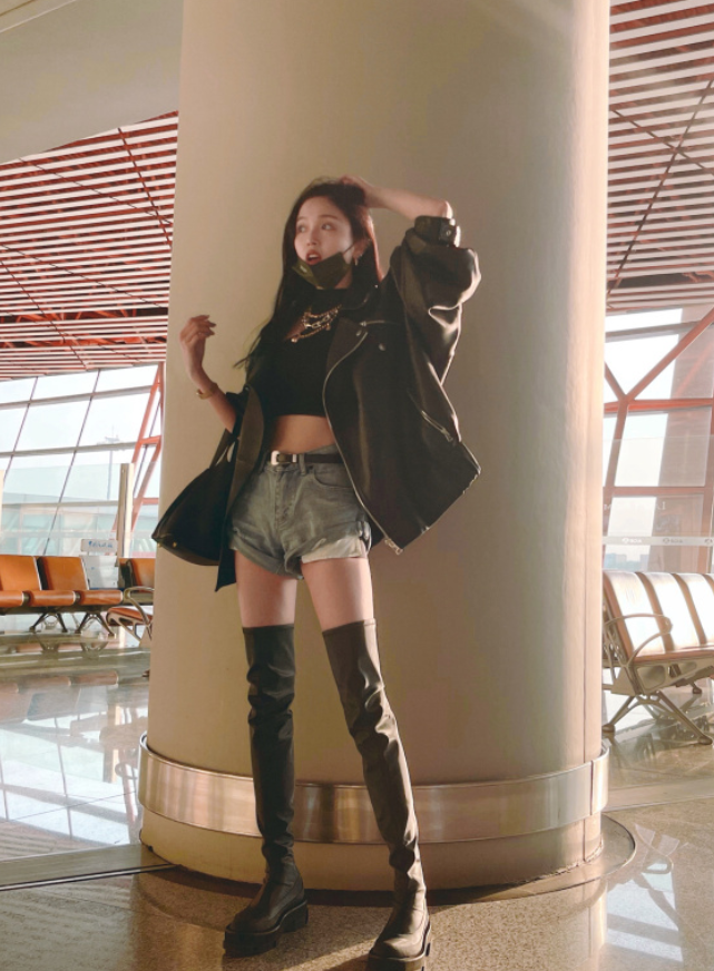 吴宣仪的袜腿才是真绝色明明没穿死亡白袜双腿却白到透光